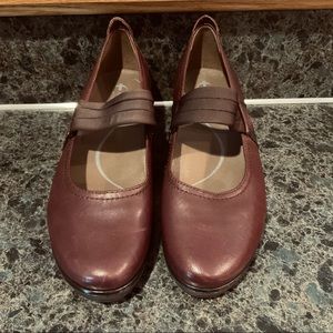 Earthies Burgundy (Wine) Shoes, Size 9.5 B